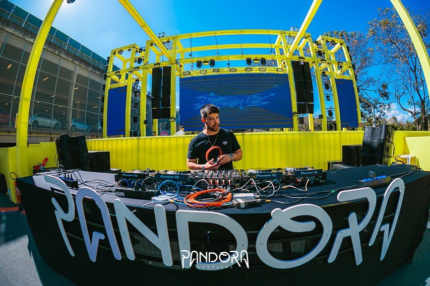 ROAZ nos decks — visão fisheye do Pioneer DJ booth no Pandora Festival